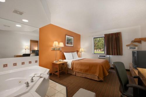 Travelodge by Wyndham Muskegon