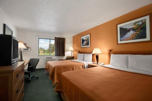 Travelodge by Wyndham Muskegon