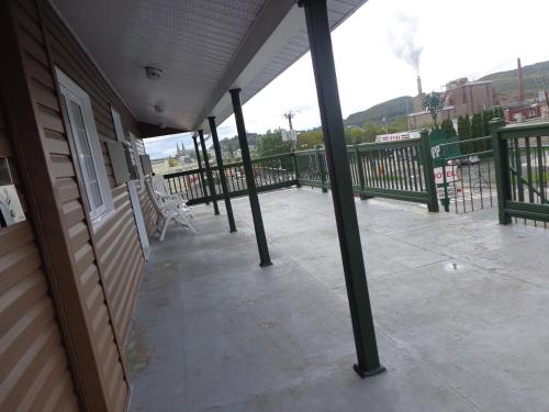 ระเบียง/ชานเรือน, Happy Motel in เอ็ดมันด์สตัน (NB)