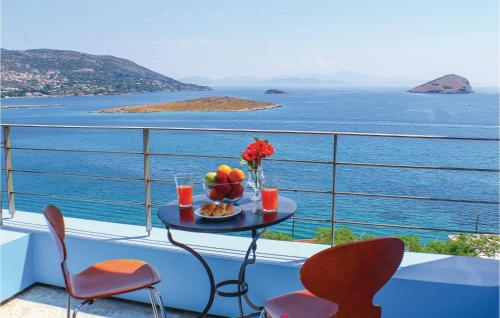  Beautiful apartment in Porto Rafti, Attiki with 6 Bedrooms and WiFi in Áyios Spirídhon