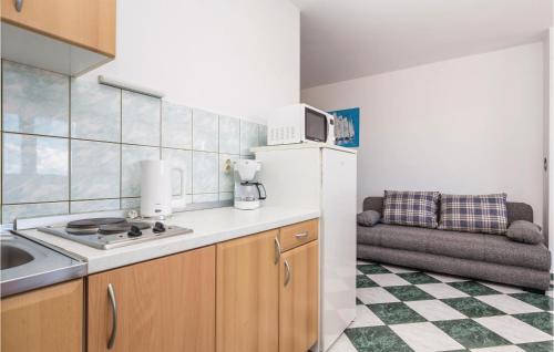  Two-Bedroom Apartment in Caska in Skunca