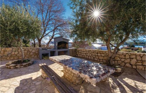  Two-Bedroom Apartment in Caska, Unterkunft in Skunca