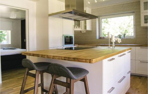 virtuve, Amazing Home In Bolmsö With Wifi (Amazing Home In Bolmso With Wifi) in Bolmso