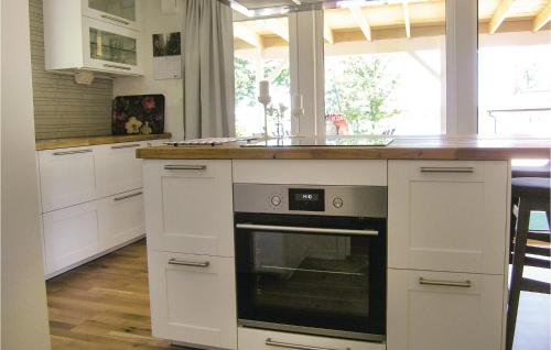 virtuve, Amazing Home In Bolmsö With Wifi (Amazing Home In Bolmso With Wifi) in Bolmso