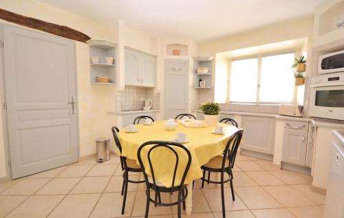 virtuve, Amazing Home In Montbrison Sur Lez in Montbrison-sur-Lez