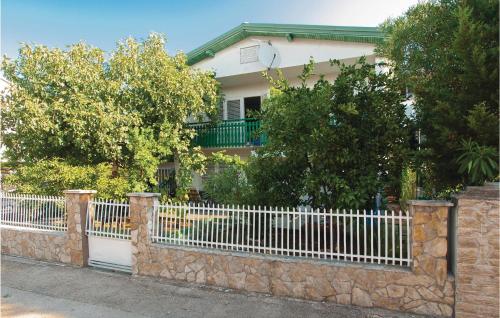  Two-Bedroom Apartment in Pirovac, Unterkunft in Pirovac