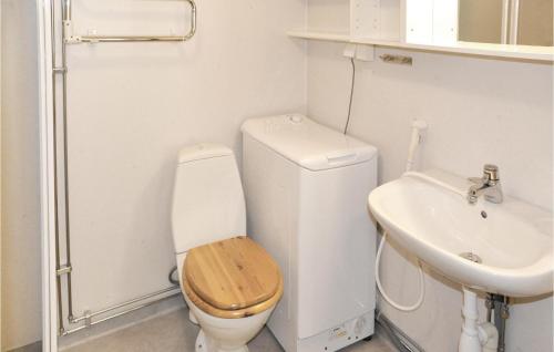 ห้องน้ำ, Awesome apartment in Slen with 2 Bedrooms and Sauna in เซเลน