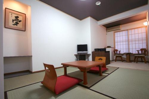 Masutomi Ryokan Masutomi Ryokan is perfectly located for both business and leisure guests in Hakone. The property offers a wide range of amenities and perks to ensure you have a great time. Service-minded staff will 