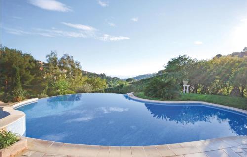 Three-Bedroom Holiday home with Sea View in Les Issambres gîte à louer La Garonnette-Plage