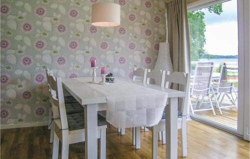 virtuve, 3 Bedroom Beautiful Home In Bolmso in Bolmso