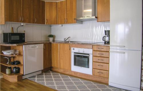 virtuve, 3 Bedroom Beautiful Home In Bolmso in Bolmso