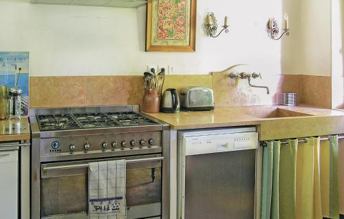 Cocina, Amazing home in Chablis with 3 Bedrooms and WiFi in Chablis