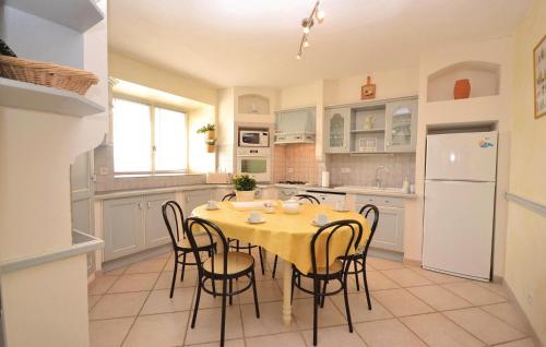virtuve, Amazing Home In Montbrison Sur Lez in Montbrison-sur-Lez