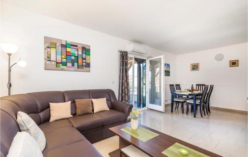  Two-Bedroom Apartment in Povljana in Povljana