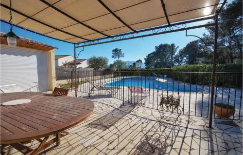 Cozy Apartment In Roquebrune Sur Argens With Outdoor Swimming Pool - Location saisonnière - Roquebrune-sur-Argens