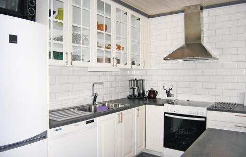 virtuve, Gorgeous Home In Vittaryd With Sauna in Kvanarp