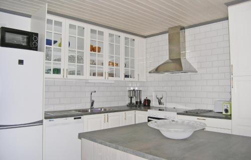 virtuve, Gorgeous Home In Vittaryd With Sauna in Kvanarp