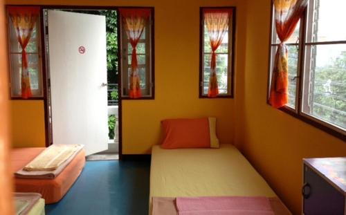 ห้องมาตรฐานเตียงใหญ่พร้อมห้องน้ำที่ใช้ร่วมกัน (Standard Double Room with Shared Bathroom)