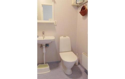 Bathroom, Three-Bedroom Holiday home in Storebro in Vimmerby