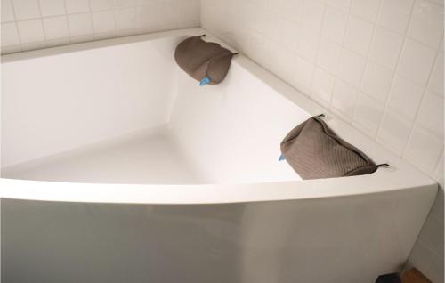 Bathroom, Cozy Apartment In Hyltebruk With Wifi in Hyltebruk