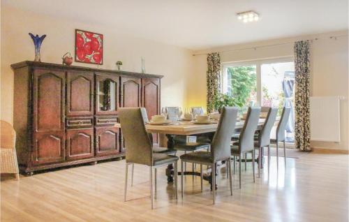  Four-Bedroom Holiday home Homsemstraat 83 in Borlo