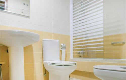 Two-Bedroom Apartment in Ayamonte - image 6