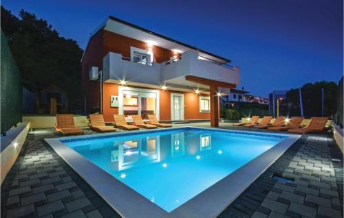  Four-Bedroom Holiday Home in Srinjine in 21292 Srinjine