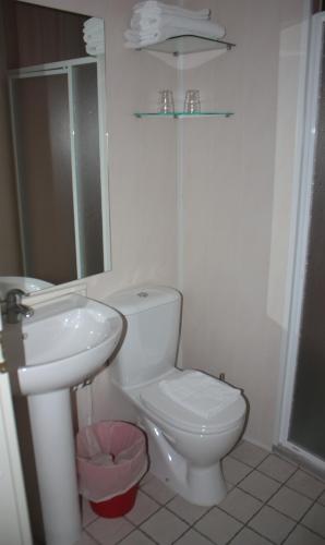 Double or Twin Room image 8
