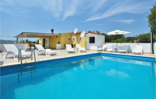  Three-Bedroom Apartment in Primorski Dolac, Unterkunft in Primorski Dolac