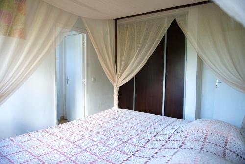 2 bedrooms, 5 beds