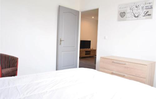 1 Bedroom Stunning Apartment In Sainteny