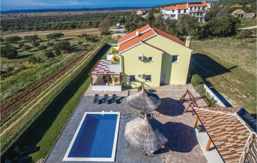  Four-Bedroom Holiday home with Lake View in Vrana, Unterkunft in Vrana