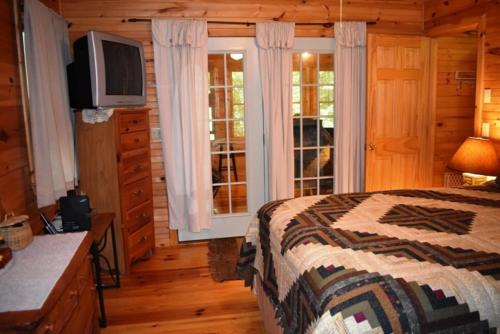 Little Cabin On The Creek in Epworth, USA
