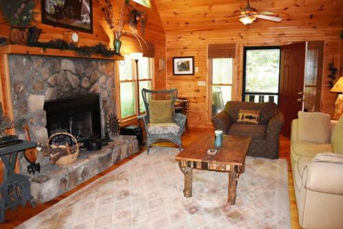 Little Cabin On The Creek in Epworth, USA