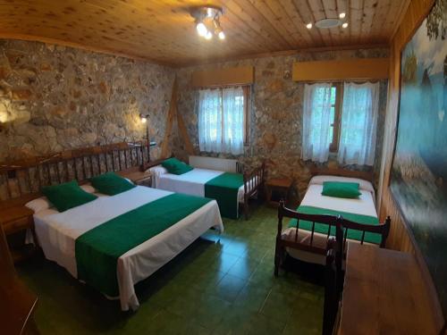 1 double bed, 2 twin beds