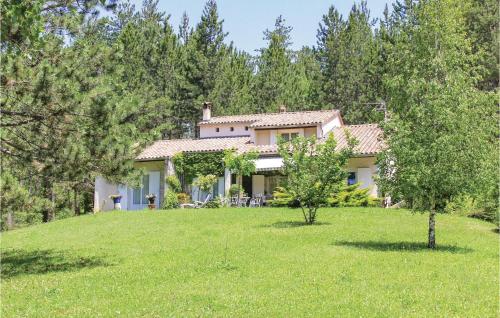 Three-Bedroom Holiday Home in Eyguians gîte à louer Barret-sur-Méouge