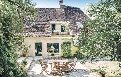 Awesome Home In St Georges Sur Baulche With 4 Bedrooms And Wifi gîte à louer Perrigny