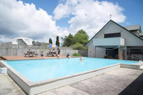 Létesítmények, Holdens Bay Holiday Park near Rotoruai regionális repülőtér