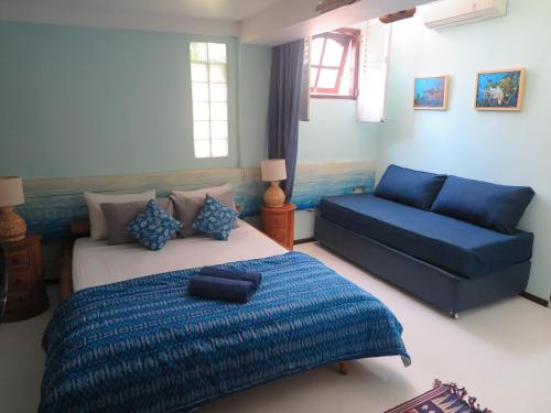 1 queen bed, 1 sofa bed