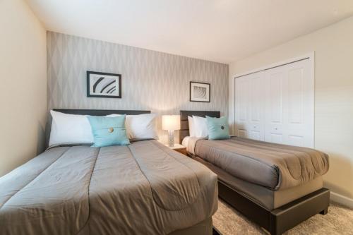 Beautiful 4 beds town home for 10 people - image 3