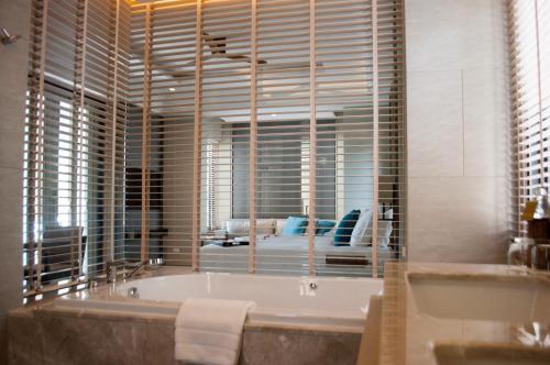 חדר אמבטיה, Layana Resort & Spa  (SHA Extra Plus) in קו לנטה