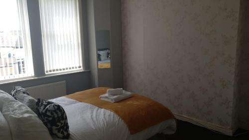 Gateshead's Amethyst 3 Bedroom Apt, Sleeps 6 Guests