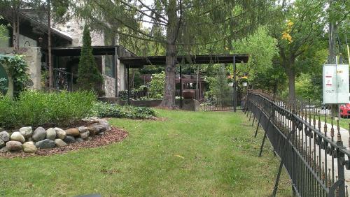 Stone Chalet Bed & Breakfast Inn - 출입구