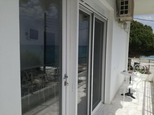 Seafront Apartment in Viannos