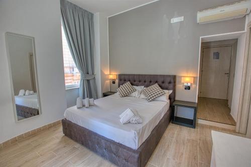 Deluxe Double Room with Extra Bed image 4