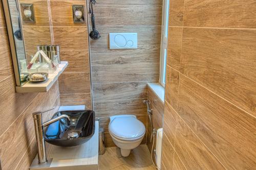 Deluxe Double Room with Extra Bed image 1