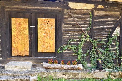 Pivnice Radosavljević - Ljubina brvnara (Pivnice Radosavljevic - Ljubina brvnara) in Rogljevo
