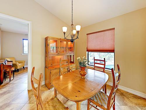 New Listing! Upscale Home With Caged Pool & Lanai Home - image 6