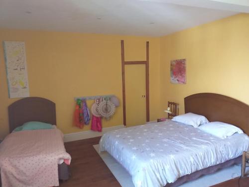 1 queen bed, 2 twin beds