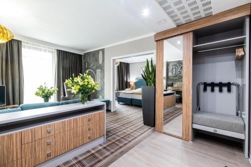 Hotel Perfect - image 2